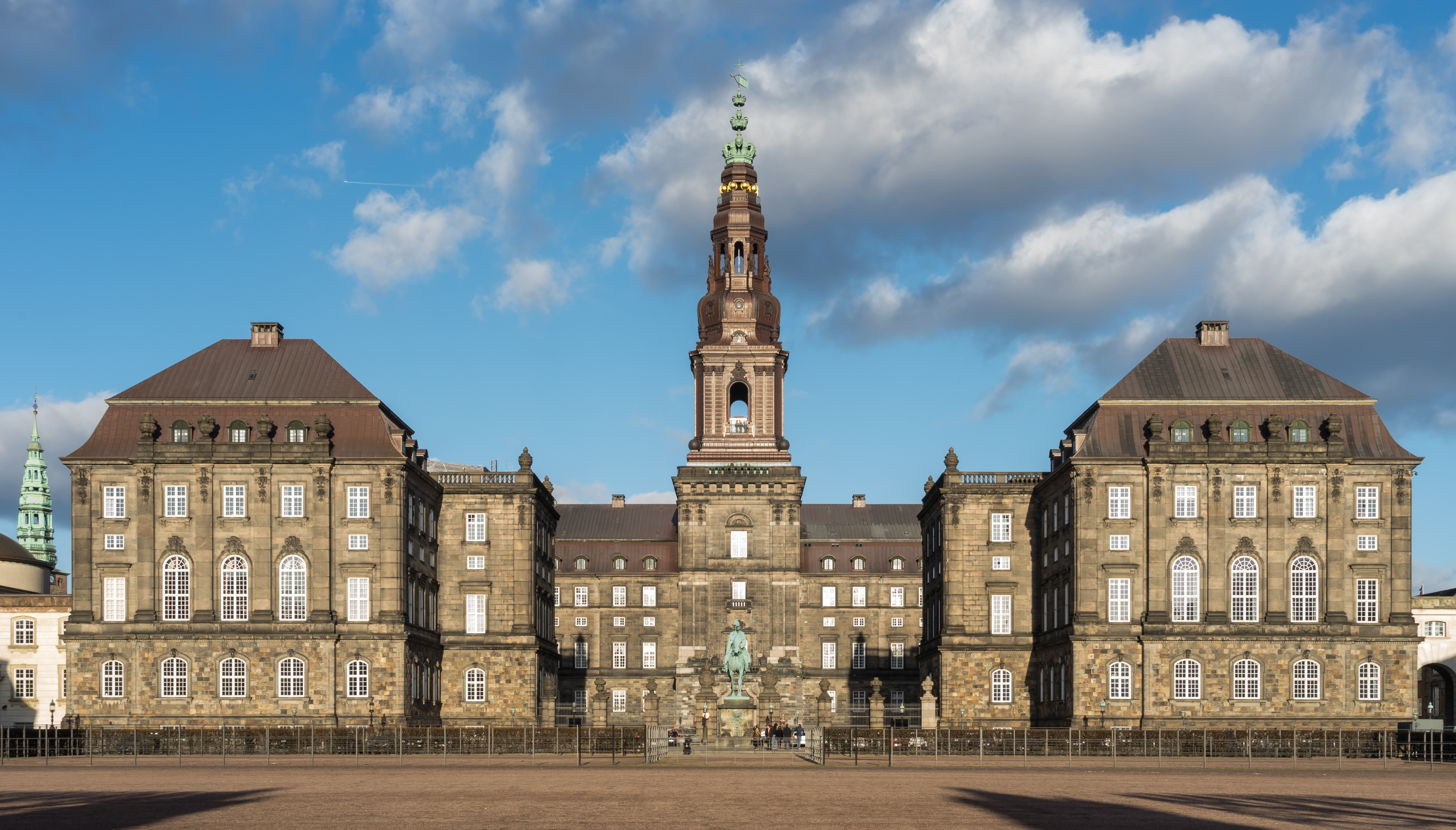 Christiansborg og danske samfundsinstitutioner